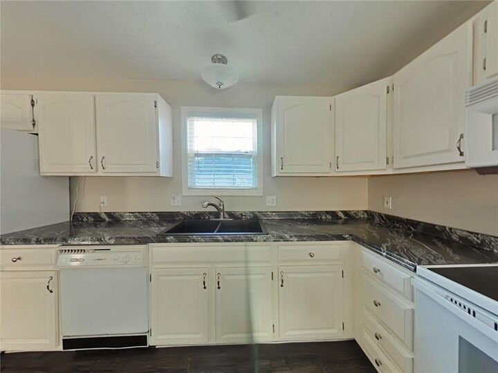 Property Photo: 1106 E Chestnut Court A MO 64485