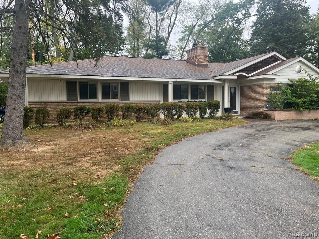 Property Photo:  240 Applewood Lane  MI 48302 1100 
