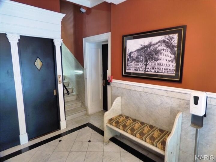 Property Photo: 10 N Kingshighway Boulevard 3cs MO 63108