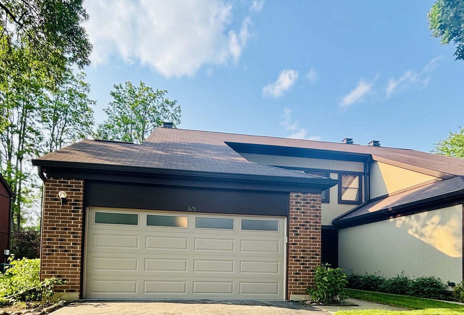 Property Photo: 325 Shadowbend Drive 325 IL 60090