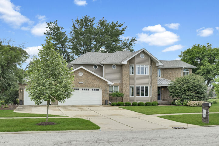 3901 White Eagle Drive  Naperville IL 60564 photo