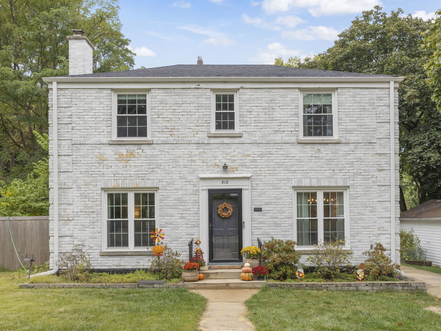 Property Photo: 812 N President Street IL 60187