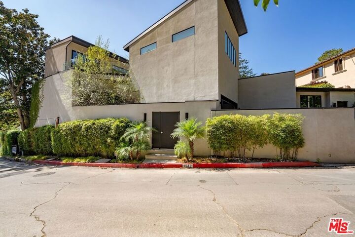 Property Photo:  1531 Lindacrest Drive  CA 90210 