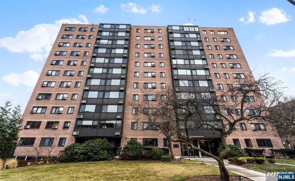 Property Photo:  90 Prospect Avenue 2A  NJ 07601 