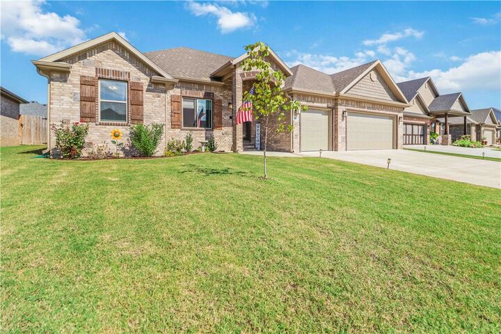 Property Photo: 922 E Pinnacle Street AR 72753