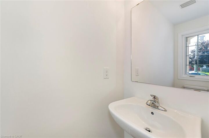 Photo de la propriété: 14 Jellicoe Court ON L9A 4T1