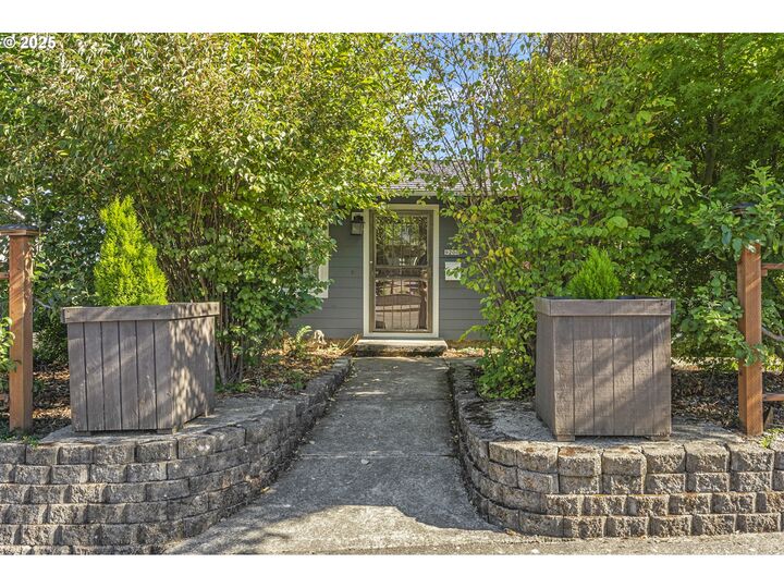 Property Photo: 9200 N Chase Ave OR 97217