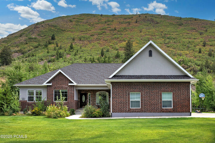 Property Photo: 870 E 350 South UT 84036