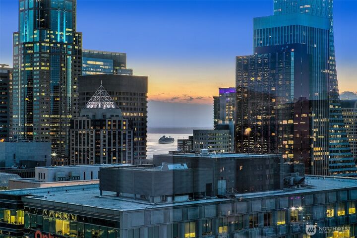 Property Photo:  800  Columbia Street 1801  WA 98104