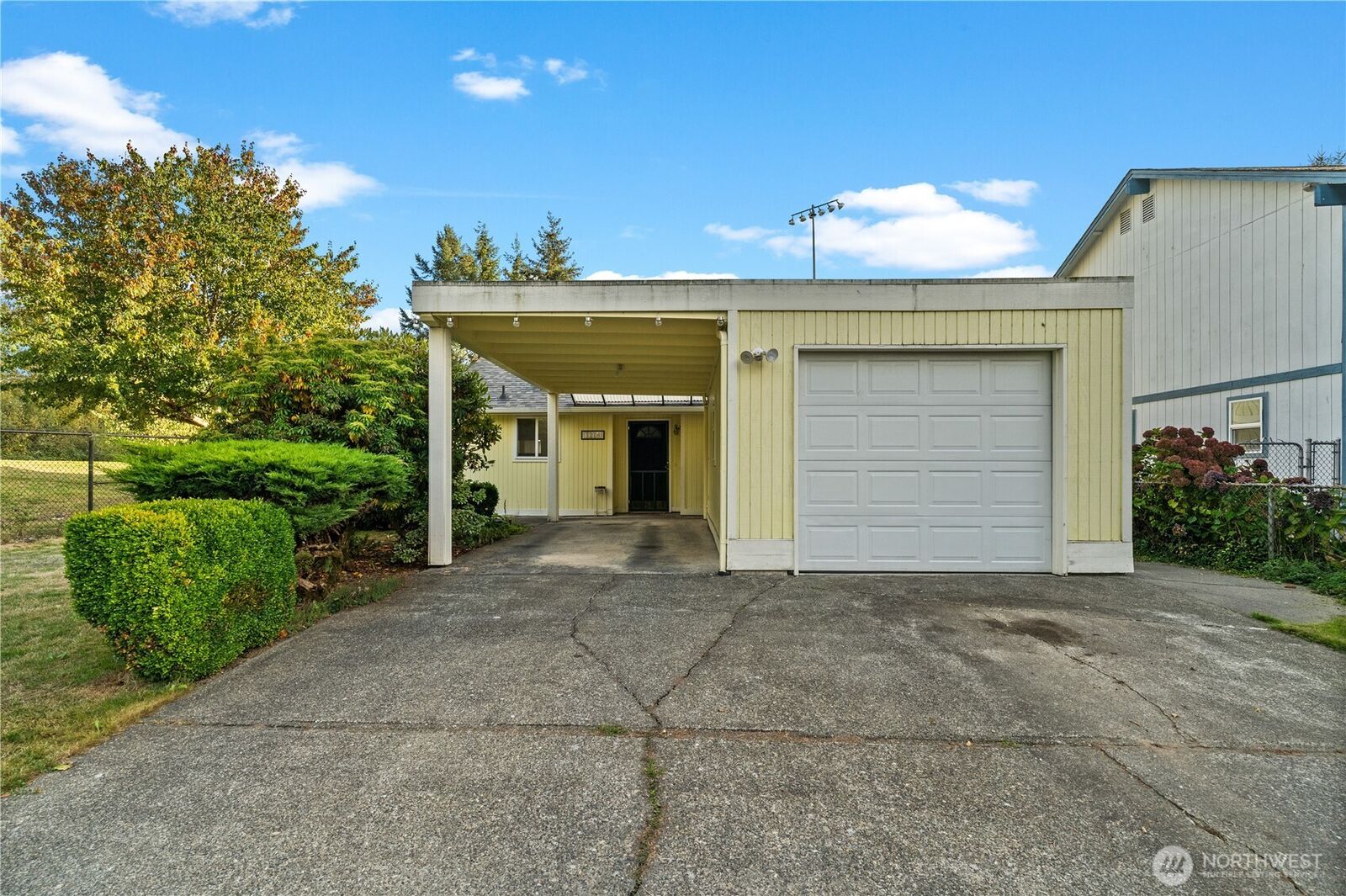 Property Photo: 1218 NE 30th St WA 98002