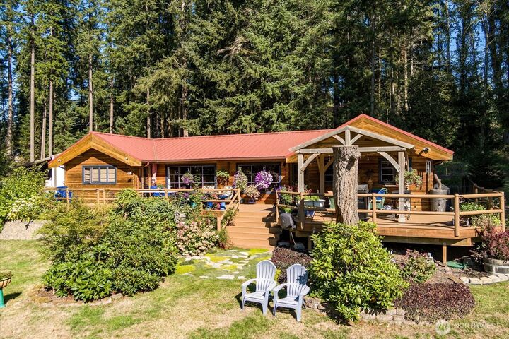 Property Photo: 898 E Meadowood Lane WA 98249