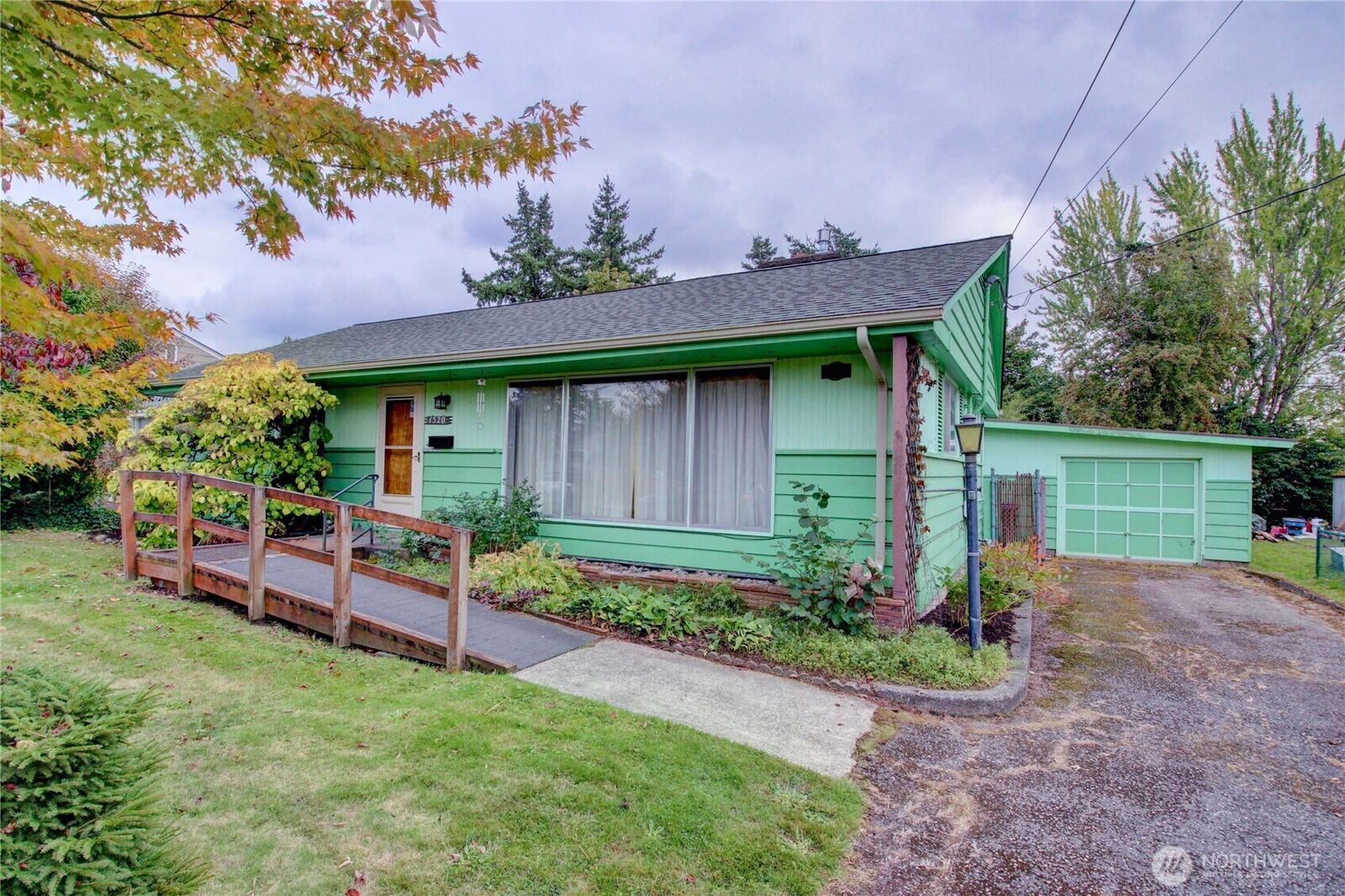 Property Photo:  1520  Broad Street  WA 98274 