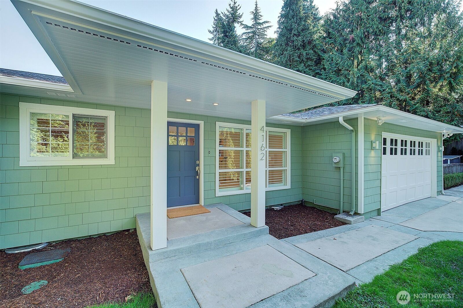 Property Photo: 4162 W Mercer Way WA 98040
