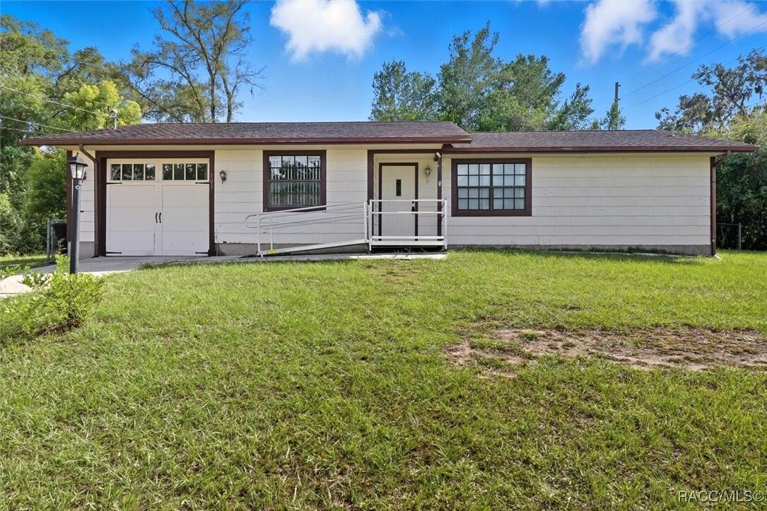 Property Photo:  101 E Inverness Boulevard  FL 34452 