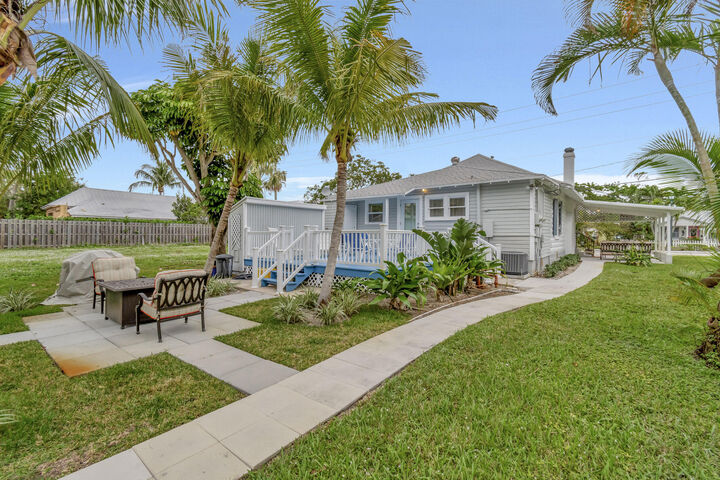 Property Photo: 320 SE 4th Avenue FL 33483