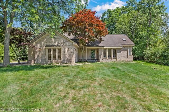 Property Photo: 5120 Langlewood Court MI 48322