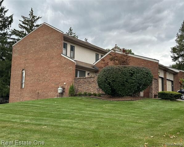Property Photo:  410 Willow Grove Lane  MI 48307