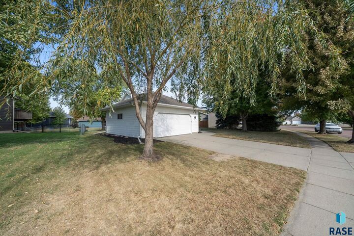 Property Photo:  1000 E Maywood St  SD 57005 