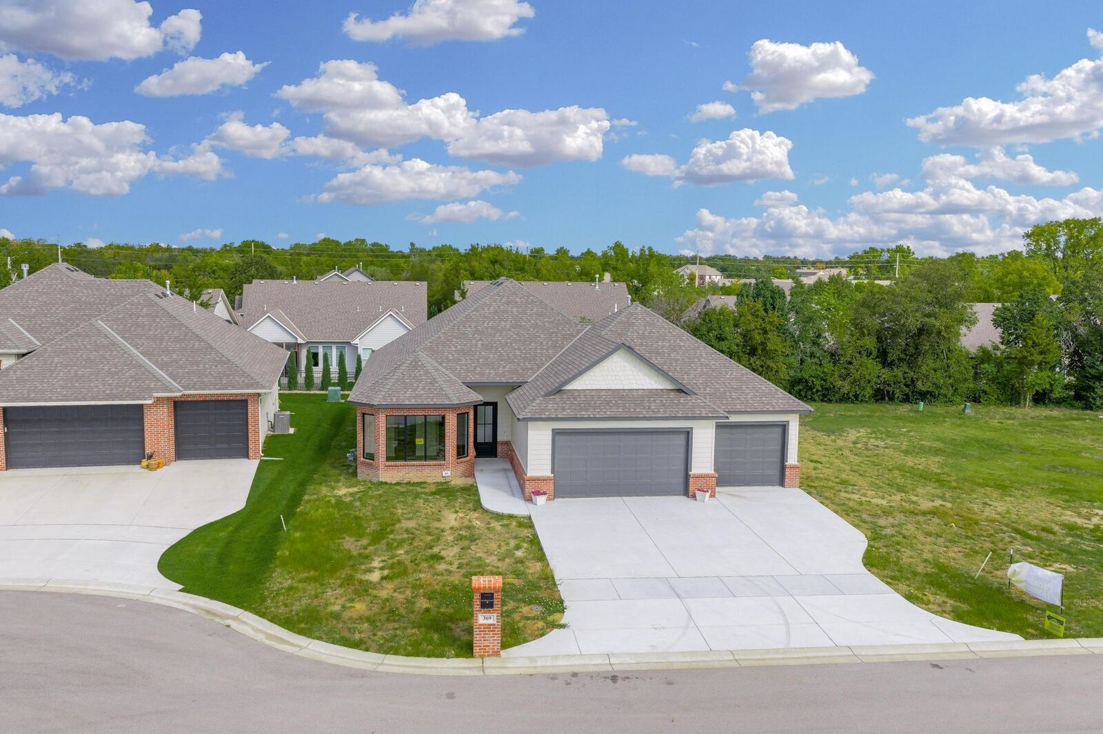 Property Photo: 369 N Jackson Heights Ct KS 67206