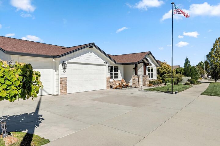 Property Photo: 654 Rogue River Way CA 96003