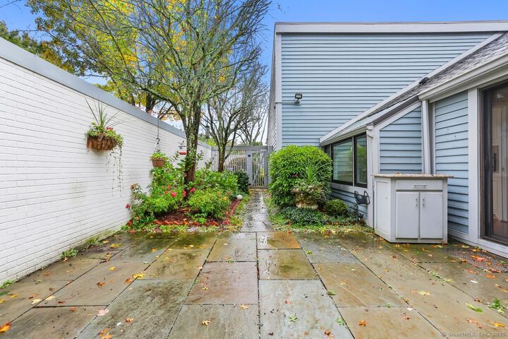 Property Photo: 402 Harvest Commons 402 CT 06880