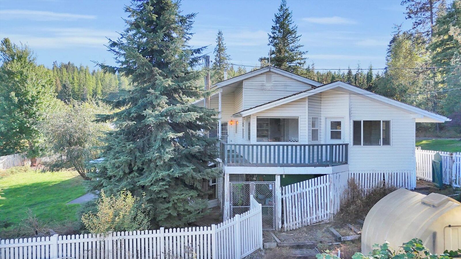 Property Photo: 11224 N Honeymoon Bay Rd WA 99025