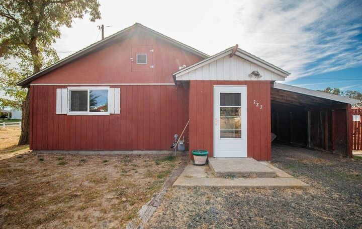 Property Photo:  727 W Palouse St  WA 99032