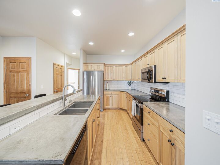 Property Photo: 507 Cherokee St WA 99352
