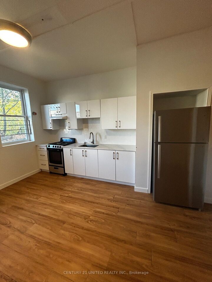 Photo de la propriété: 174.5 Hunter Street W 2 ON K9H 2L2