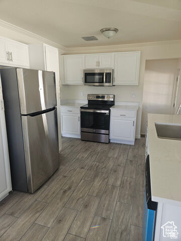 Property Photo: 956 E Sego Lily Dr UT 84094