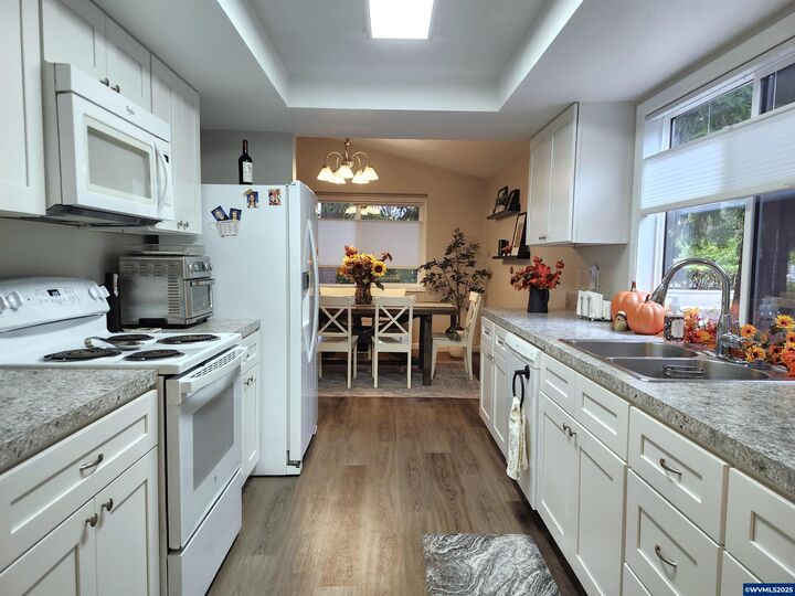 Property Photo:  6585 Fairway Av SE  OR 97306 