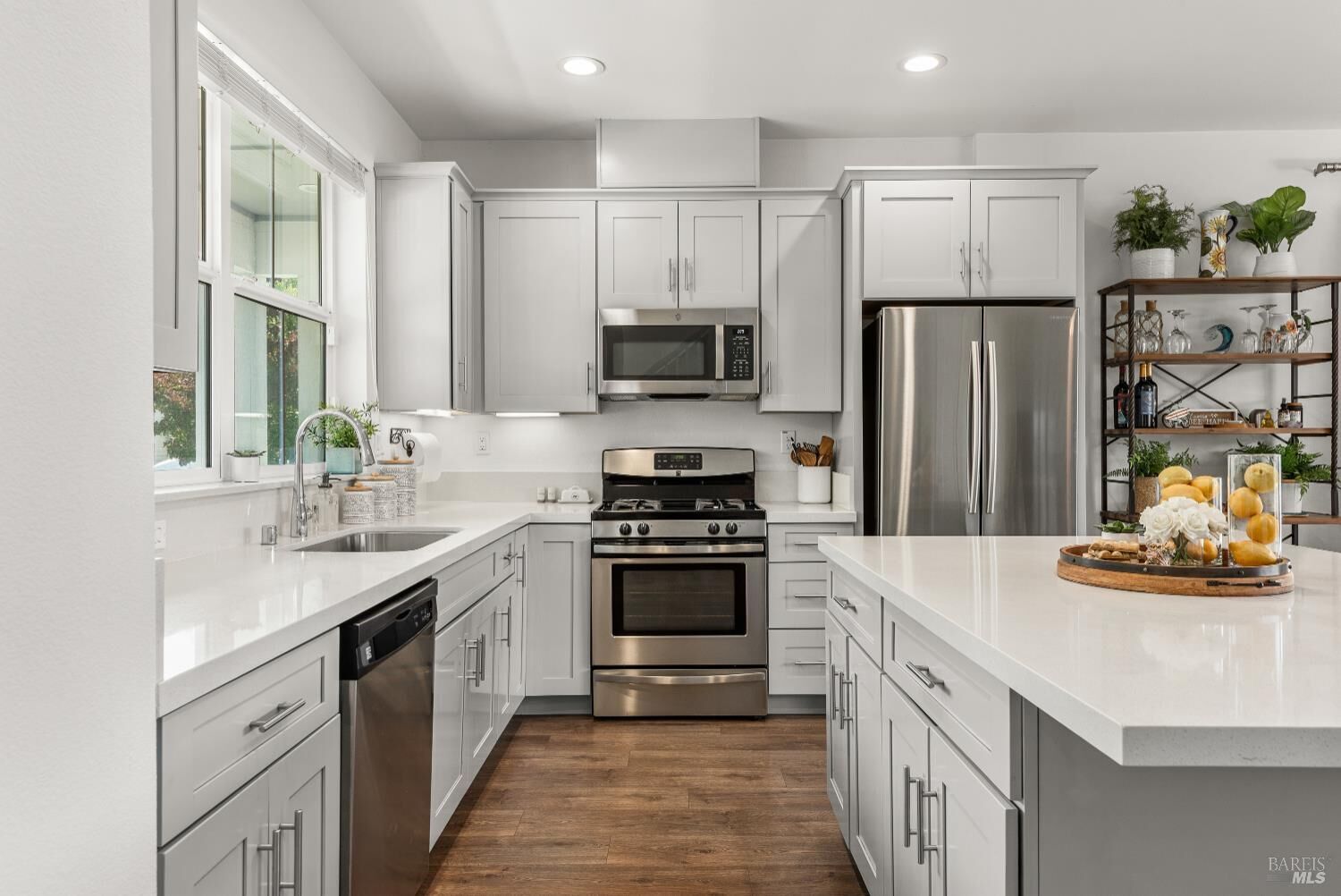 Property Photo:  2976 Bay Village Avenue  CA 95403 