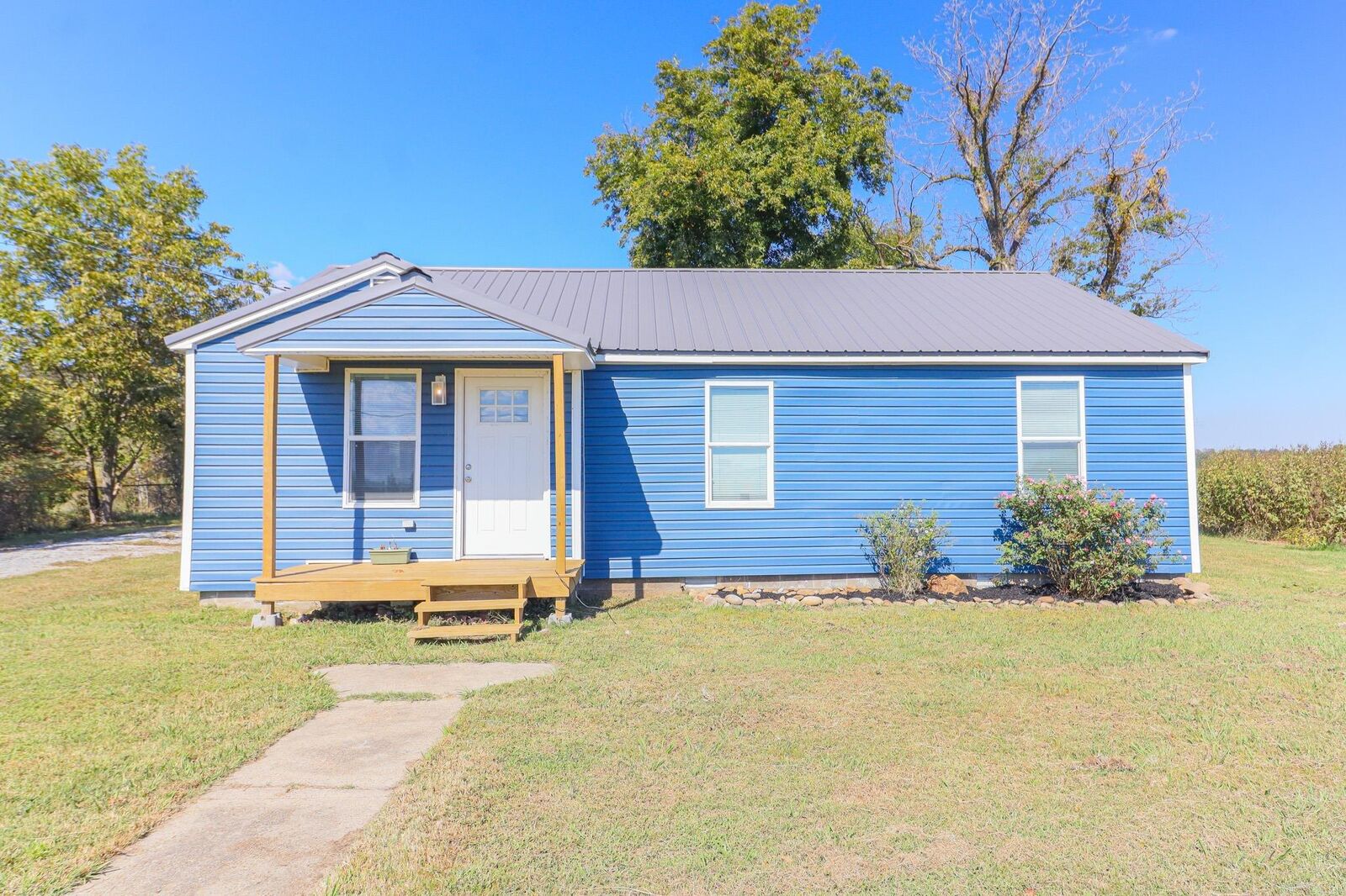 Property Photo:  587 E Matthews  AR 72417 