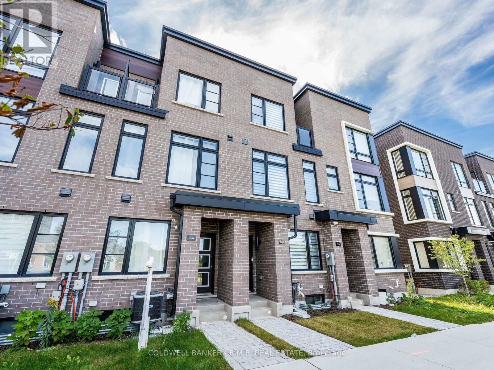 Photo de la propriété: 136 Brockley Drive ON M1P 3C1