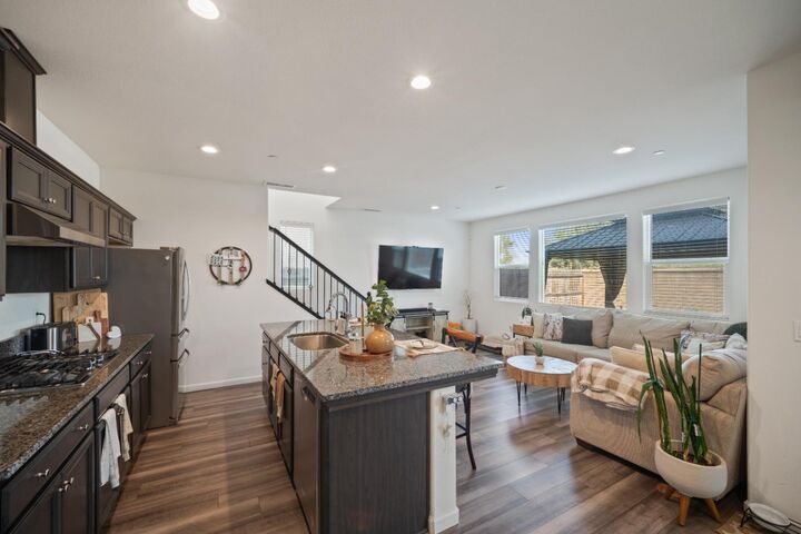 Property Photo:  855 Wishon Avenue W  CA 93636 