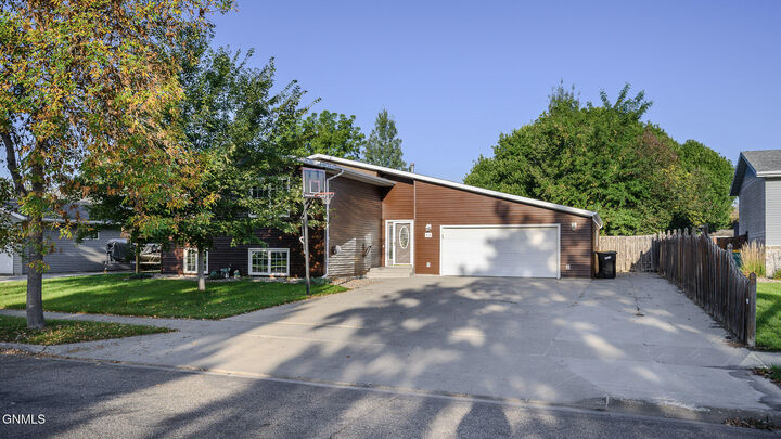 418 Munich Drive  Bismarck ND 58504 photo