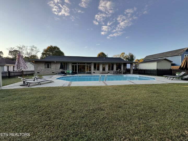 Property Photo: 709 Calvin St TN 37763