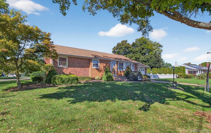 Property Photo: 1 Marlowe Place NY 11740