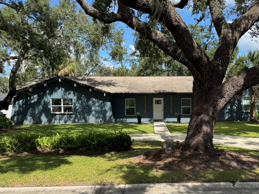 Property Photo: 1404 Big Oak Court FL 33511