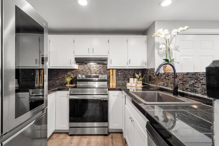 Property Photo:  10 Kingston Court  NH 03054 