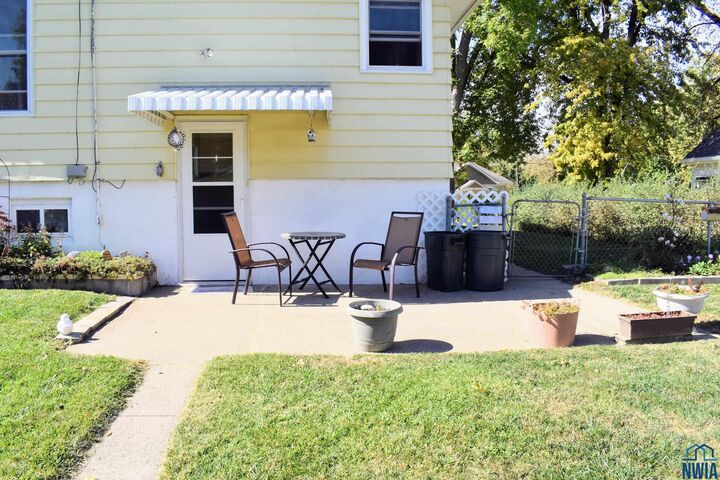 Property Photo: 1004 S Helen St IA 51106