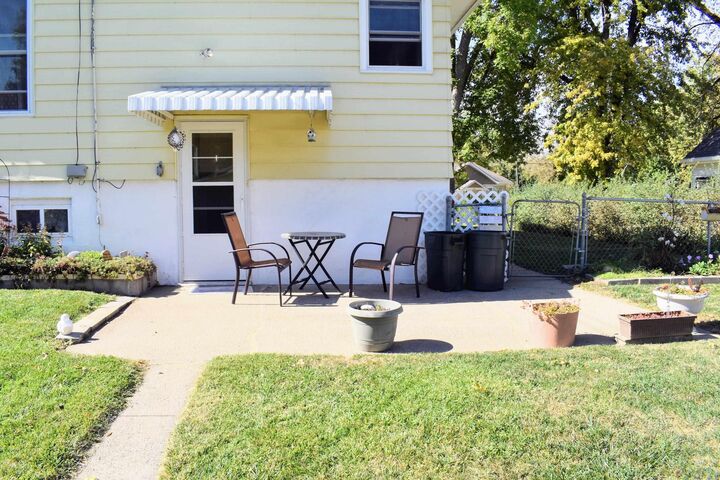 Property Photo: 1004 S Helen St IA 51106