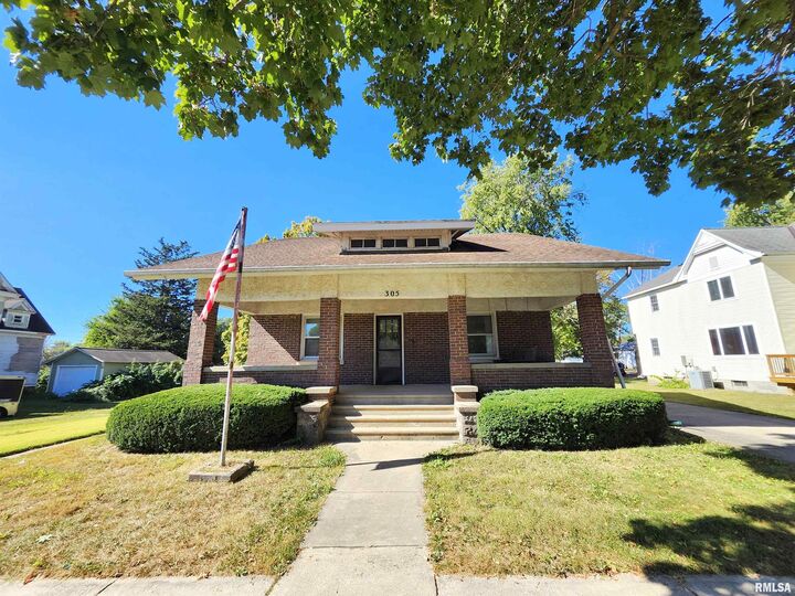 Property Photo: 305 N Logan Street IL 61733