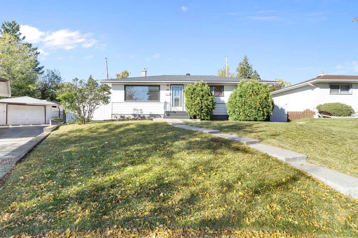 Property Photo:  58 Kingsland Place SW  AB T2V 2J9 