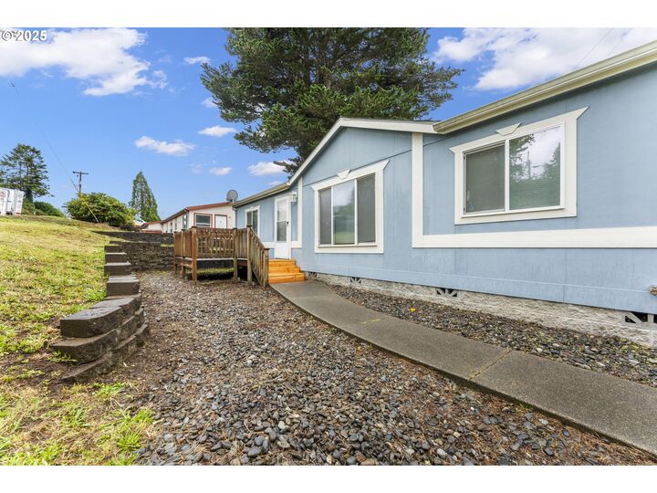 Property Photo:  104 B St  OR 97420