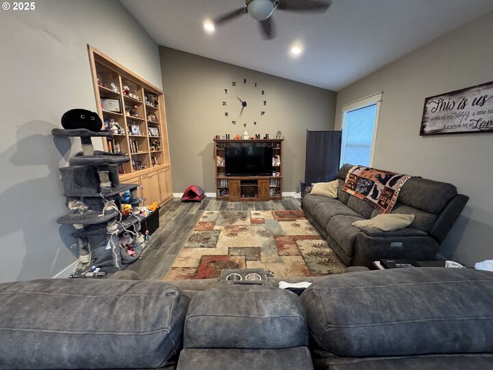 Property Photo:  2317 Laura Ln  OR 97459