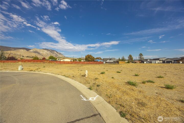 Property Photo: 721 Heron Court WA 98812
