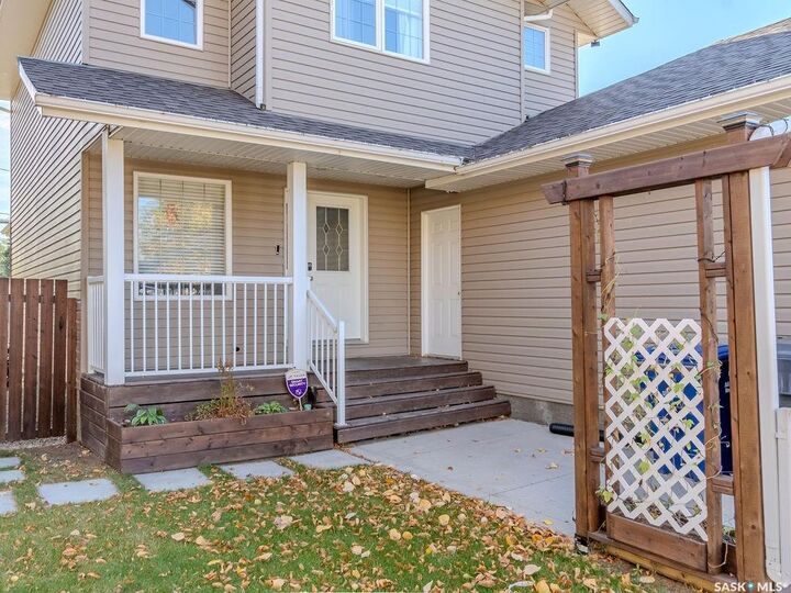 Photo de la propriété:  214 1st Street S  SK S0K 2T0