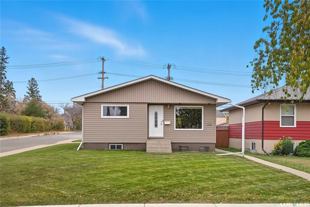 Property Photo:  1042 J Avenue N  SK S7L 2L4