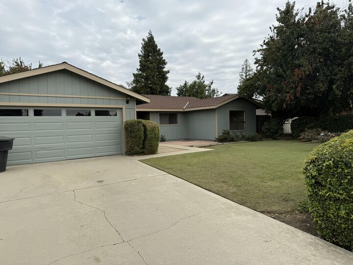 Property Photo:  1010 W Seeger Avenue  CA 93277
